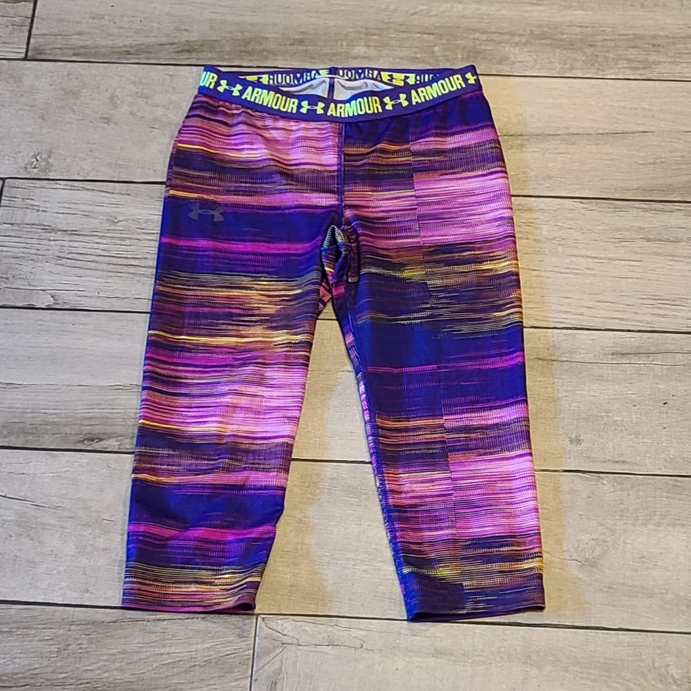 🦔Under Armour Rainbow Purple Striped capri🌻